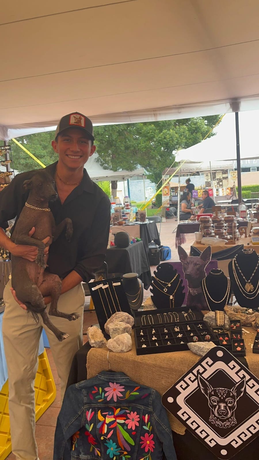 Andrik Hashim con el Xoloitzcuintle en el stand de El Xolito Mex