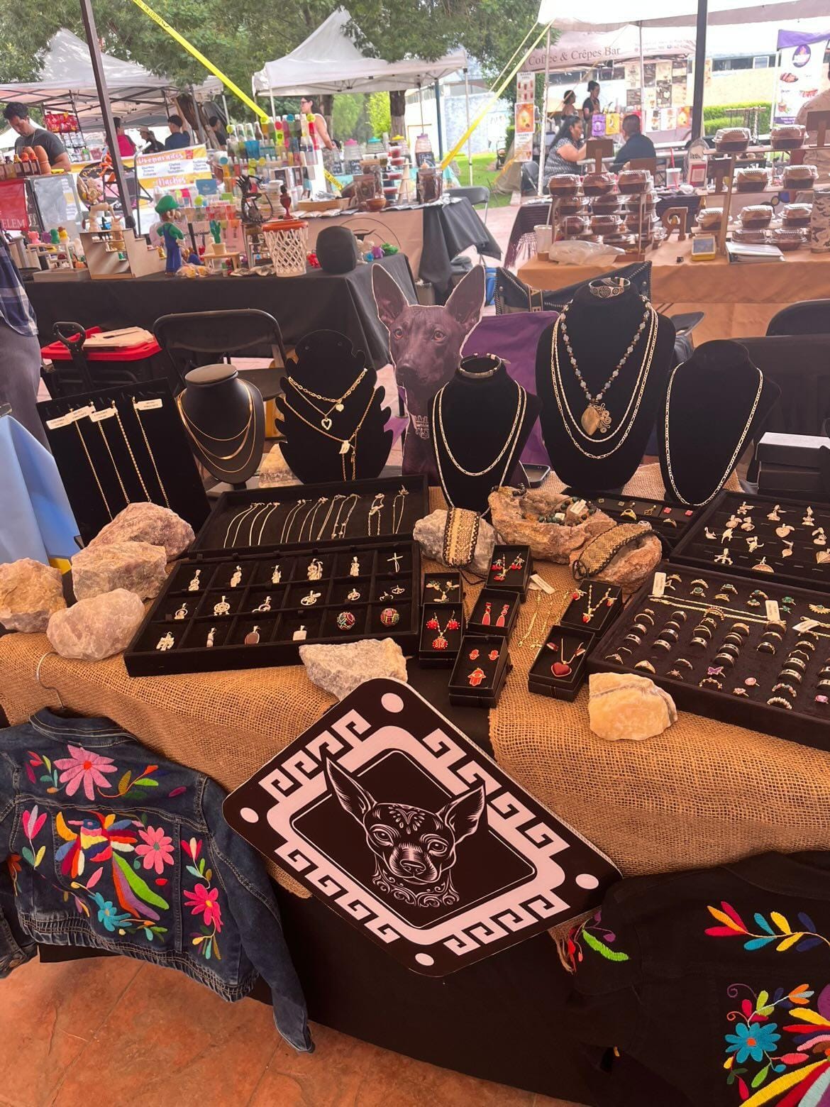 Stand de joyería El Xolito Mex en feria artesanal